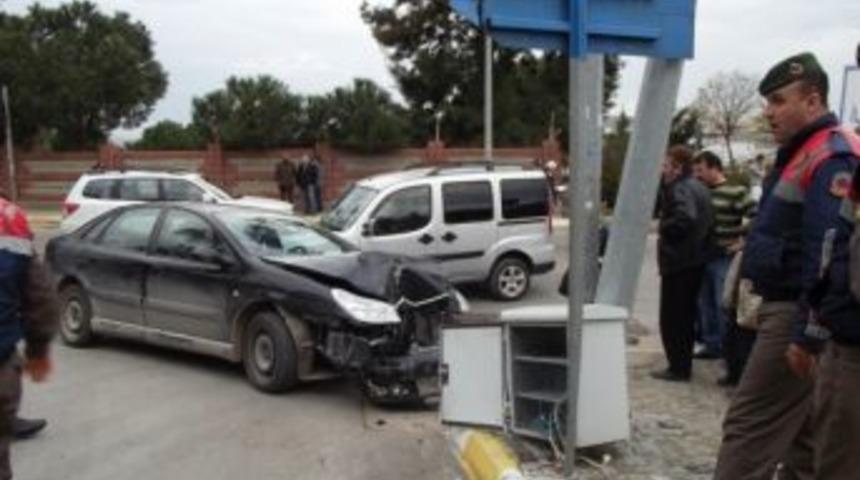 Kaza Yapan Aracın Tamponu Az Kalsın &Ouml;ld&uuml;r&uuml;yordu