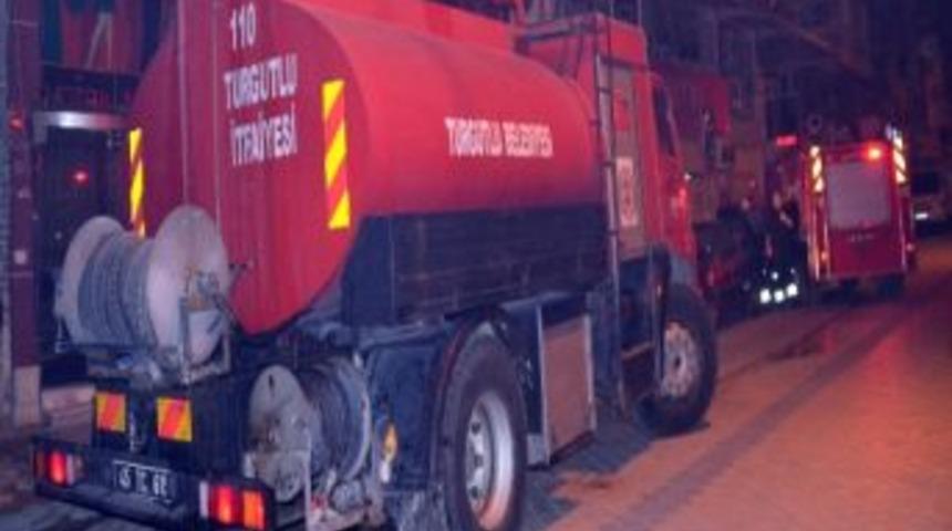 Balkondaki Odunların Tutuşmasıyla Yangın &Ccedil;ıktı