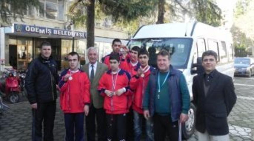 Ödemiş’te Engelli Öğrencilerin Araç Sevinci