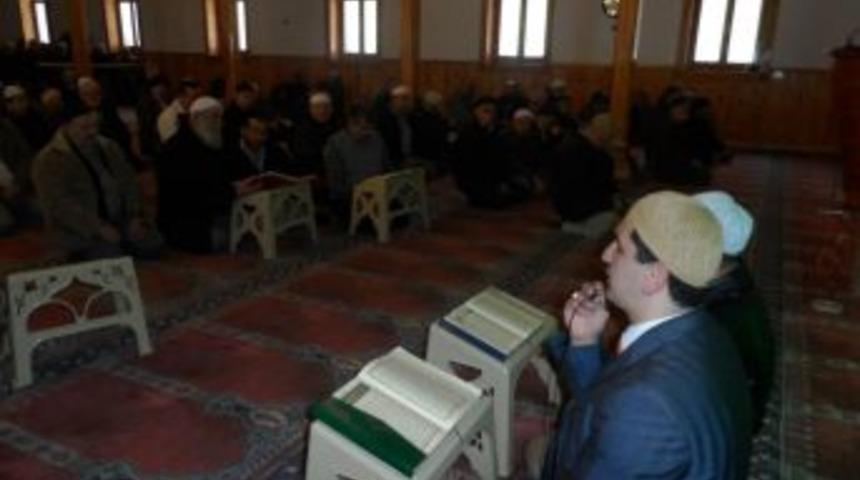 Merkez Camisinde  mukabele okunuyor