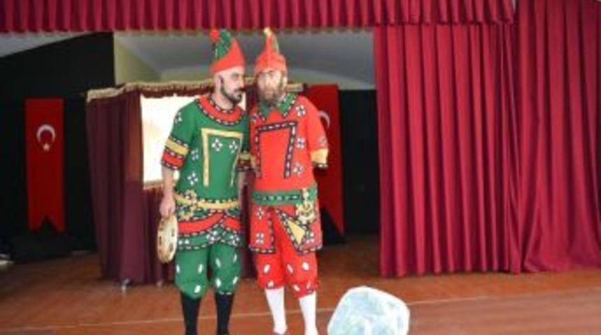 Hacivat Ve Karag&ouml;z G&uuml;ler&ccedil;in Koleji&rsquo;nde Sahnelendi