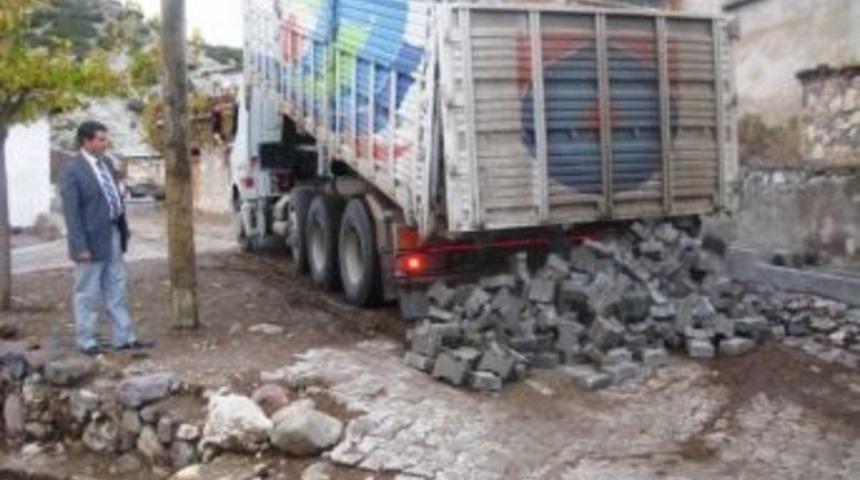 Selendi'de 25 K&ouml;ye Kilitli Parke Taşı Dağıtıldı