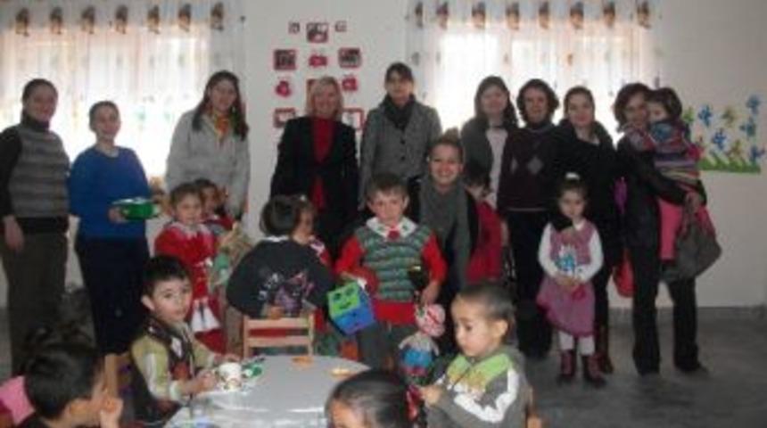 Minikler K&ouml;y Okuluna Oyuncak Bağışladı