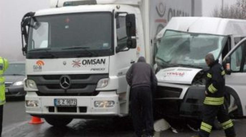 Eskişehir'de Kamyon Ve Servis Aracı &Ccedil;arpıştı: 13 Yaralı