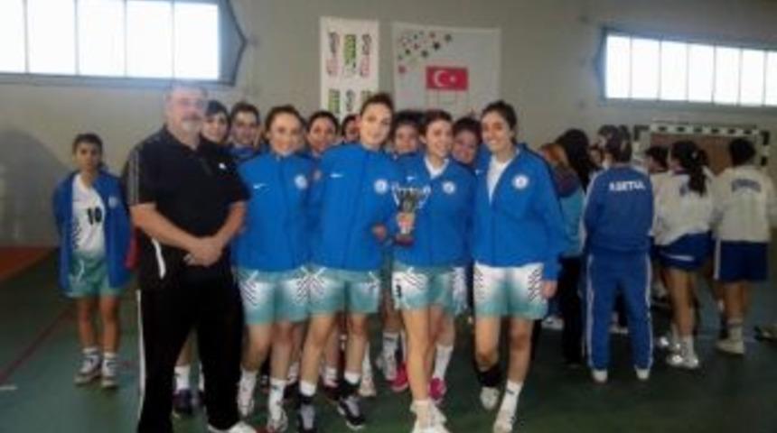 Ad&uuml; Bayan Hentbol Takımı 3. Oldu