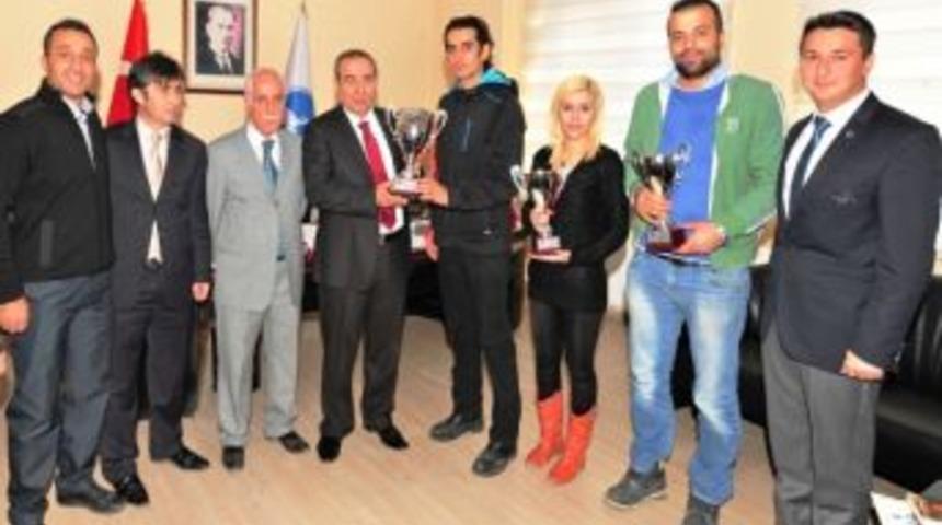 Yy&uuml;&rsquo;den Sporcularına Altın