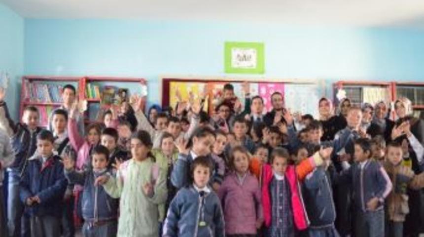 Atat&uuml;rk &Uuml;niversitesi İlahiyat Fak&uuml;ltesi &Ouml;ğrencileri K&ouml;y Okuluna K&uuml;t&uuml;phane Kurdu