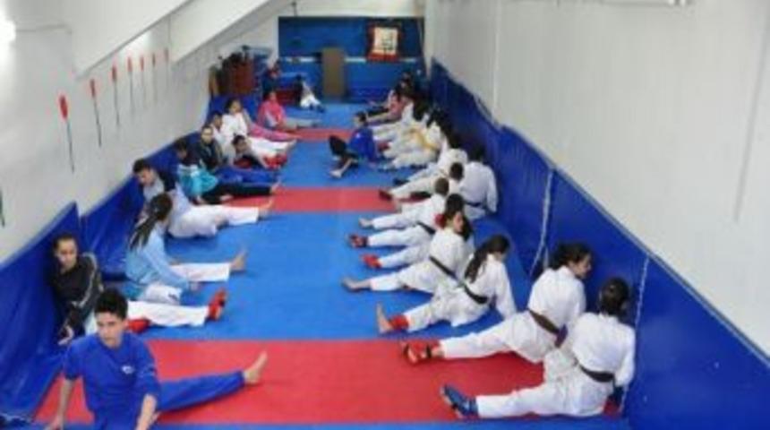 D&uuml;zceli Karateciler Madalya Peşinde