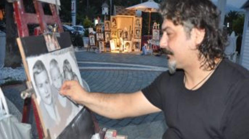 İskele Ressamları, Turistlerin Resimlerini Yaparak Ge&ccedil;imlerini Sağlıyor