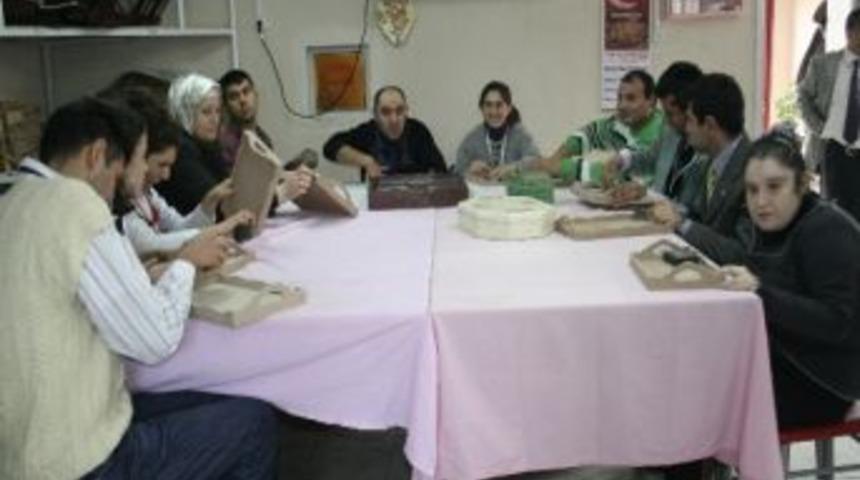 Zihinsel &Ouml;z&uuml;rl&uuml; Bireylere Y&ouml;nelik Ahşap Boyama Kursu A&ccedil;ıldı