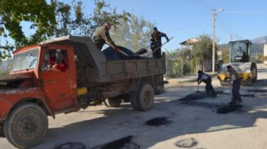 Kozan Belediyesi Asfalt Yama &Ccedil;alışmalarını S&uuml;rd&uuml;r&uuml;yor