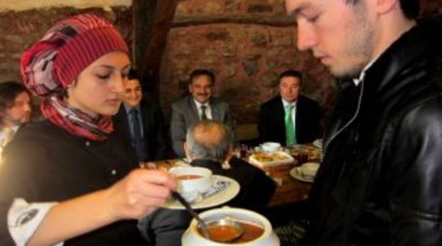 &Ouml;ğrenciler Y&ouml;resel Yemek Yapıp &Ouml;ğretmenlere Yedirdi