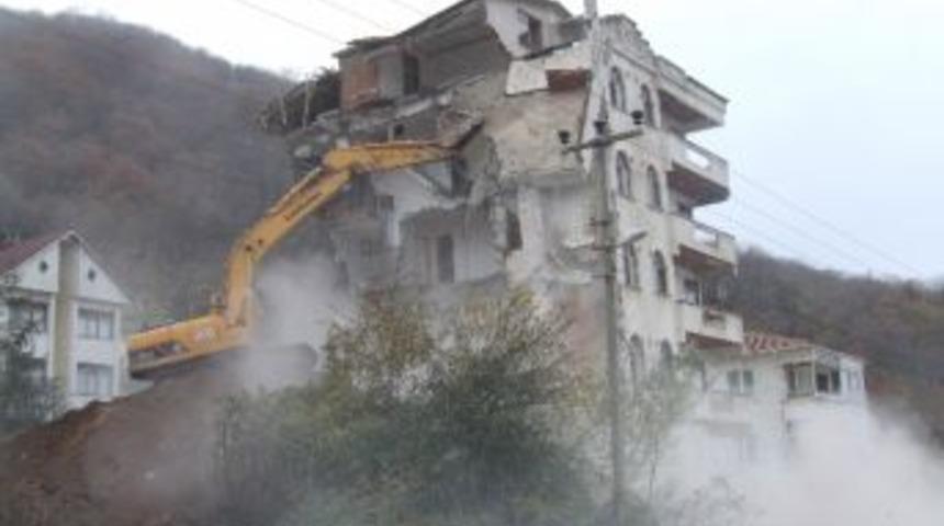 Ormana Yapılan Bina Yıkıldı