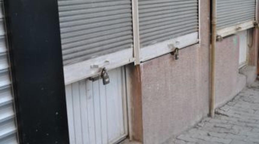 Hakkari Ve Y&uuml;ksekova'da &Ouml;rg&uuml;t Yandaşları Kepenk A&ccedil;tırmadı