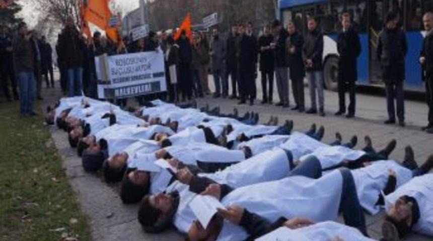 Uludere'nin Yıl D&ouml;n&uuml;m&uuml;nde Meclis &Ouml;n&uuml;nde 'kefenli' Eylem