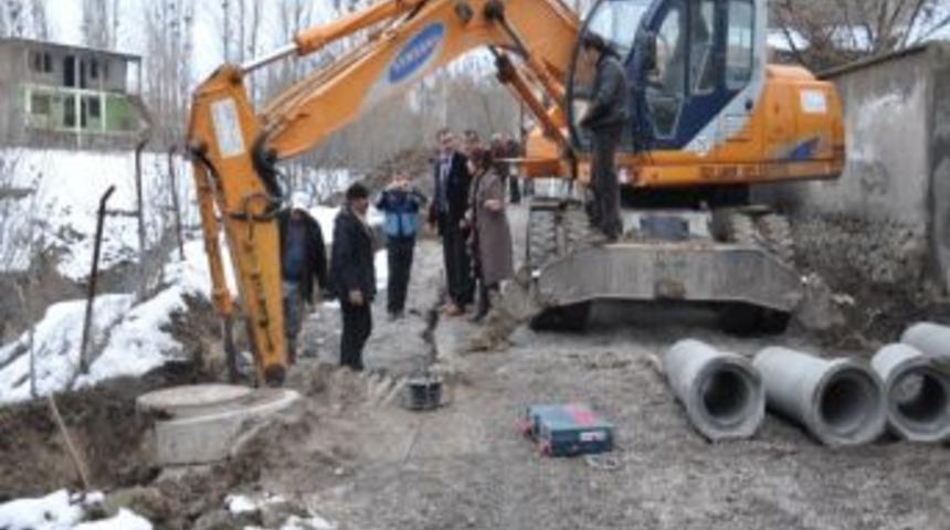 &Ccedil;&ouml;ken Yolda Bozulan Kanalizasyon Hattı Onarıldı