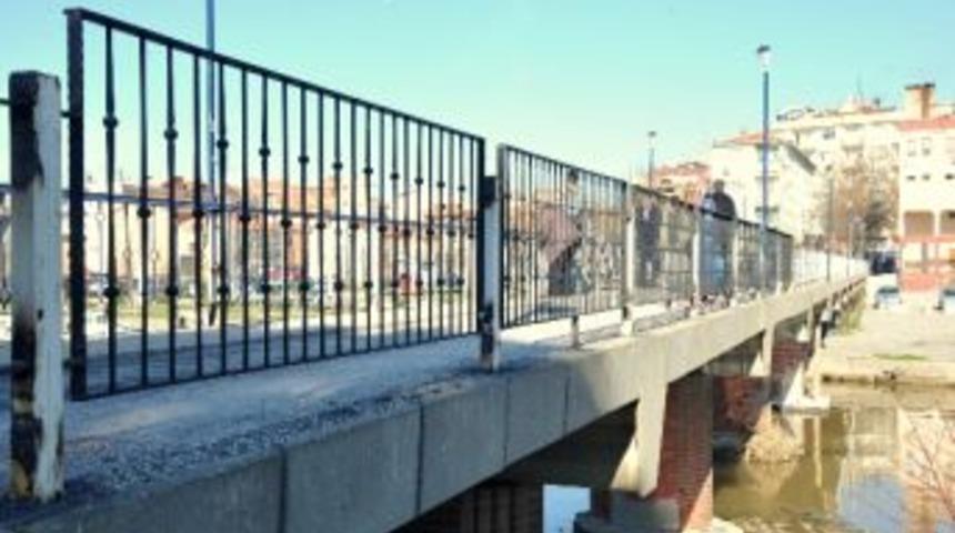 Tahta K&ouml;pr&uuml; Yenileniyor