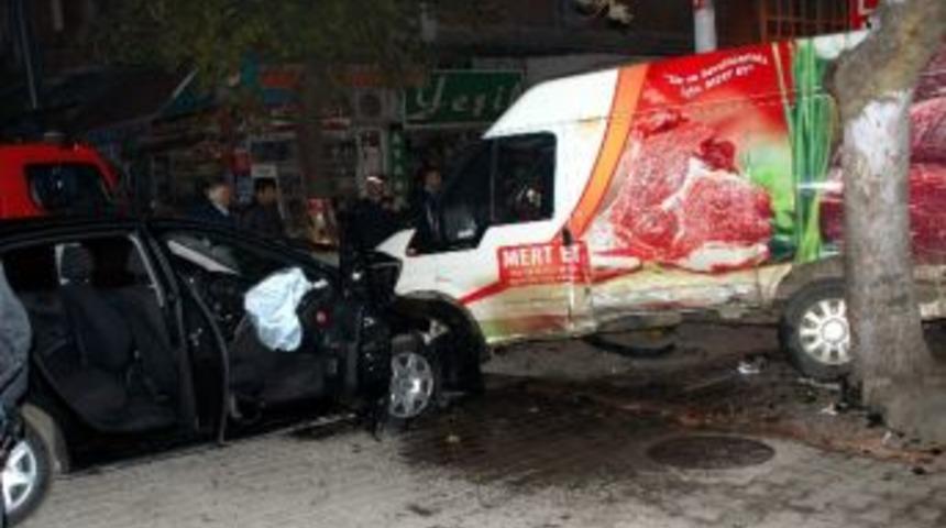 Minib&uuml;s İle Otomobil &Ccedil;arpıştı: 1 Yaralı