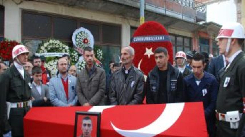 Trafik Kazasında Şehit Olan Kocaelili Er, Toprağa Verildi