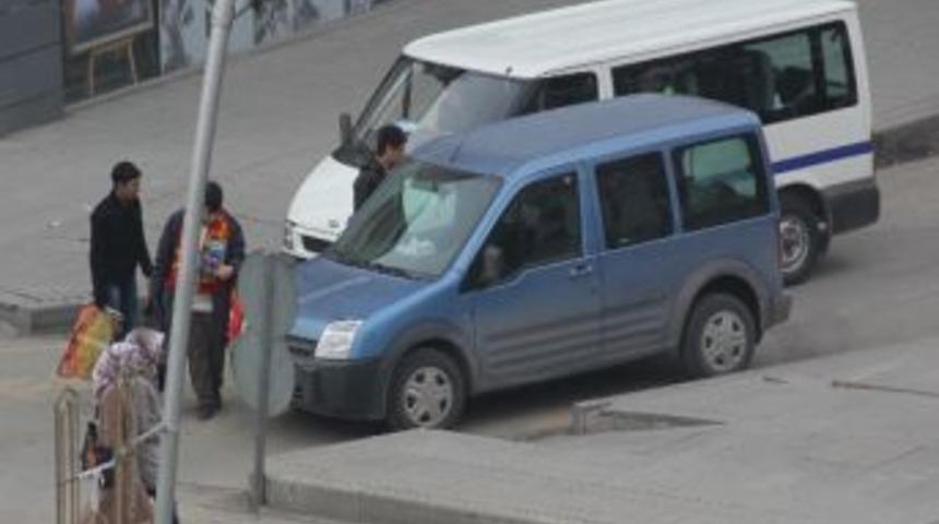 Kendini Seyir Halindeki Ara&ccedil;ların &Ouml;n&uuml;ne Attı