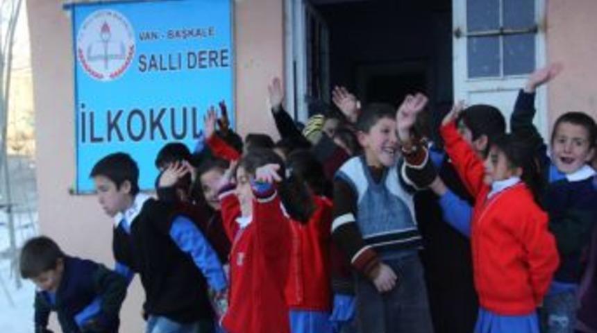 Fedakar &Ouml;ğretmenler, &Ouml;ğrencilerini Okula G&ouml;t&uuml;rmek I&ccedil;in N&ouml;bet Tutuyor