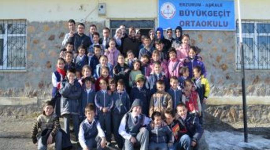 &Uuml;niversiteliler, K&ouml;y Okuluna K&uuml;t&uuml;phane Kurdu