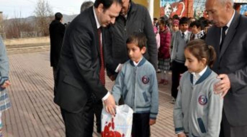 Kaymakam Başarılı &Ouml;ğrencileri &Ouml;d&uuml;llendirdi