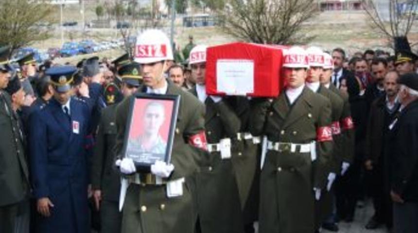 Yardıma Gittiği Sırada Şehit D&uuml;şen Onbaşı Son Yolculuğuna Uğurlandı