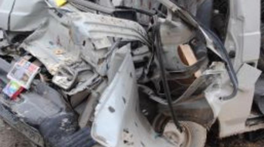 Minib&uuml;s Kamyonete &Ccedil;arptı: 1 Yaralı