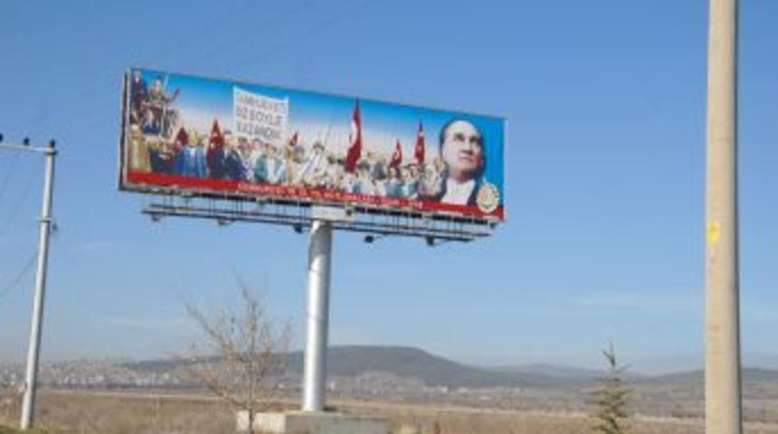 Uşak'ın Simge Fotoğrafı, İzmir-Ankara Yoluna Tabela Olarak Koyuldu