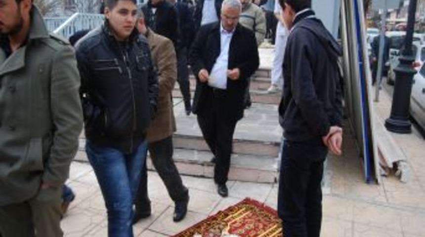 Cuma Namazı Sonrası Eller Suriye I&ccedil;in Cebe Girdi