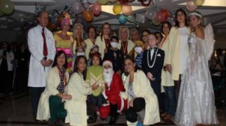 Akdeniz &Uuml;niversitesi Hastanesi&rsquo;nde &Ccedil;ocuklara Yılbaşı Kutlaması