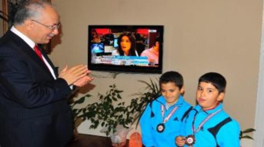 Badminton &Uuml;&ccedil;&uuml;nc&uuml;leri Vali Daş&ouml;z'&uuml; Ziyaret Etti