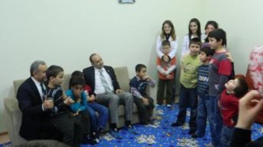 Vali Mustafa B&uuml;y&uuml;k Yuvada Kalan &Ccedil;ocukları Ziyaret Etti