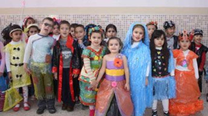 Miniklerin &ccedil;&ouml;p poşeti defilesi