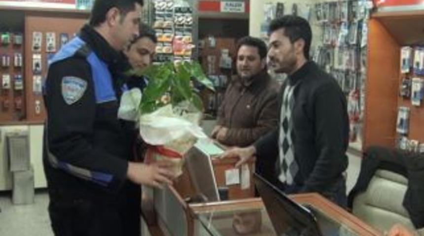 Kaza yapan s&uuml;r&uuml;c&uuml;ye polisten &ccedil;i&ccedil;ek