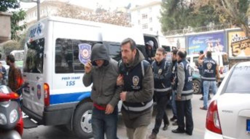 &Uuml;niversitede Kavga Yapan 15 Kişi Adliyeye Sevk Edildi