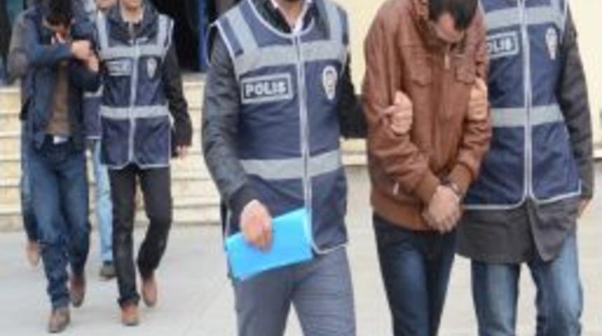 Şantajla fuhuş yaptırdılar