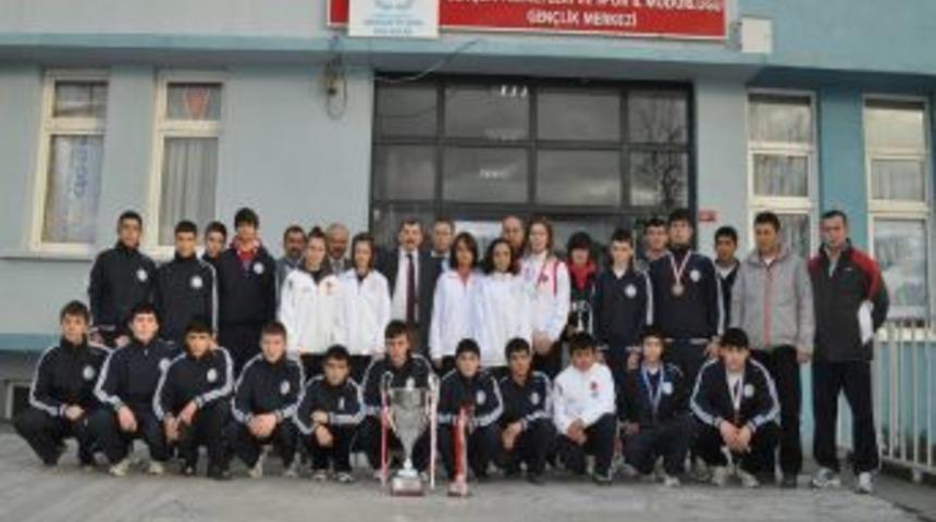 Balıkesir Gen&ccedil;lik Merkezi'ne Gelen Binlerce Gen&ccedil; Su&ccedil;a Bulaşmaktan Kurtuluyor