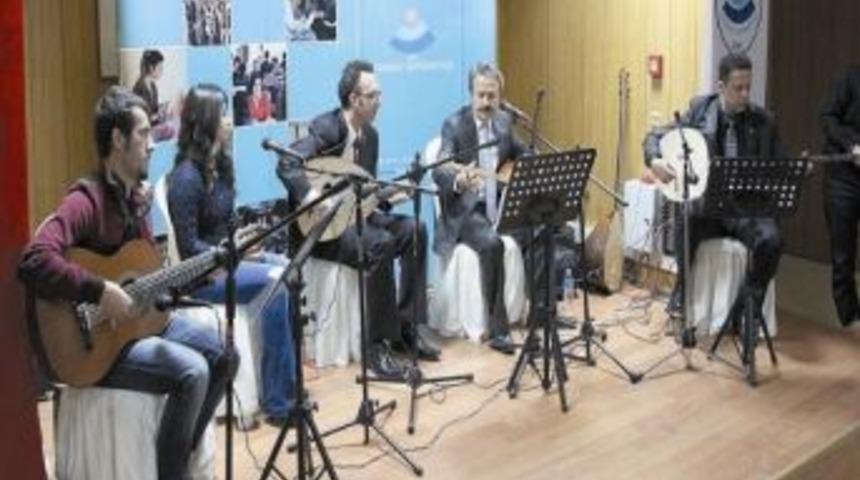 Rekt&ouml;r Acar&rsquo;dan Saz Dinletisi