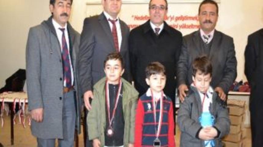 Satran&ccedil;ta Dereceye Giren Miniklere Madalya