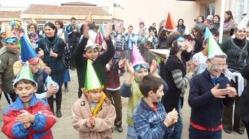 &Ouml;ğrenciler yeni yıl coşkusu yaşadı