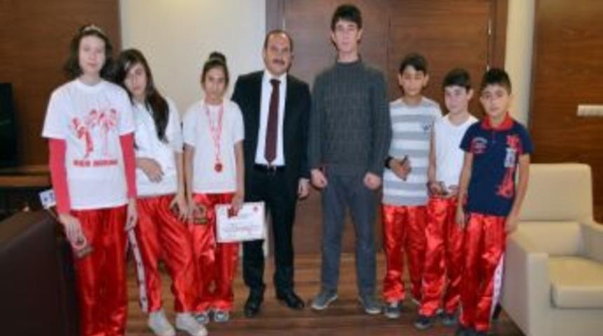 Başkan Eyvaz, Minik Sporcuları &Ouml;d&uuml;llendirdi