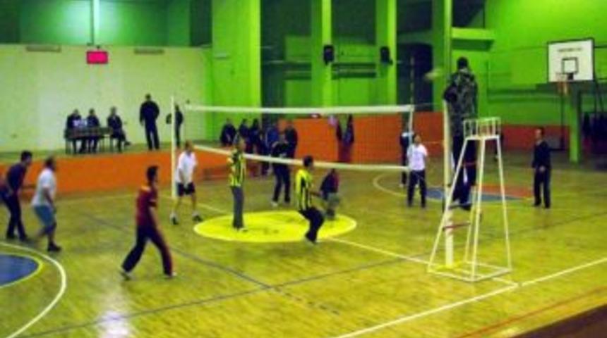 Kulu'da &Ouml;ğretmenler Arasında Voleybol Turnuvası