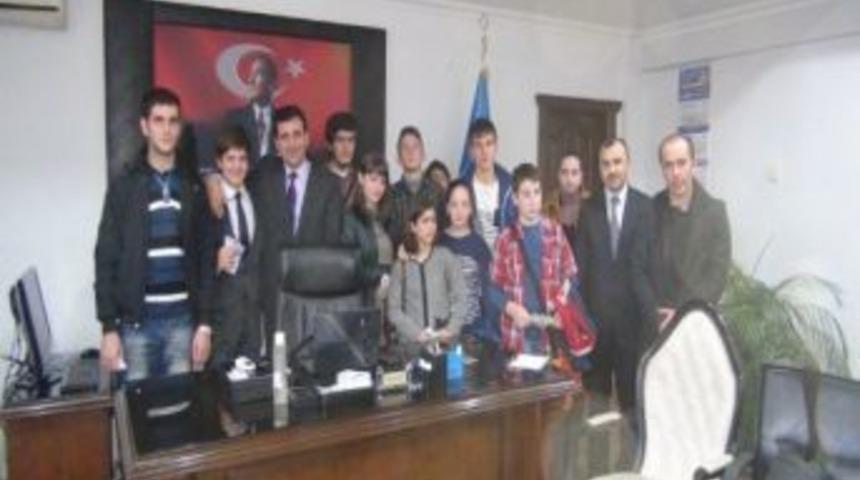 G&uuml;rc&uuml; &Ouml;ğrenciler T&uuml;rk&ccedil;elerini Pratikleştiriyor