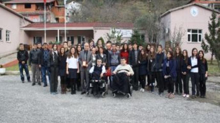 Lise &Ouml;ğrencilerinden Engelliye Yılbaşı Hediyesi
