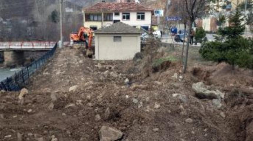 G&uuml;m&uuml;şhane&rsquo;de Eski Trafo Binası Park Yapılmak &Uuml;zere Belediye Tarafından Yıkıldı