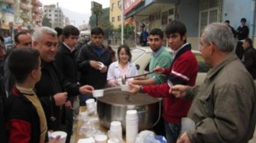 M&uuml;ft&uuml;l&uuml;k &Ouml;n&uuml;nde Bin Kişiye Aşure İkramı