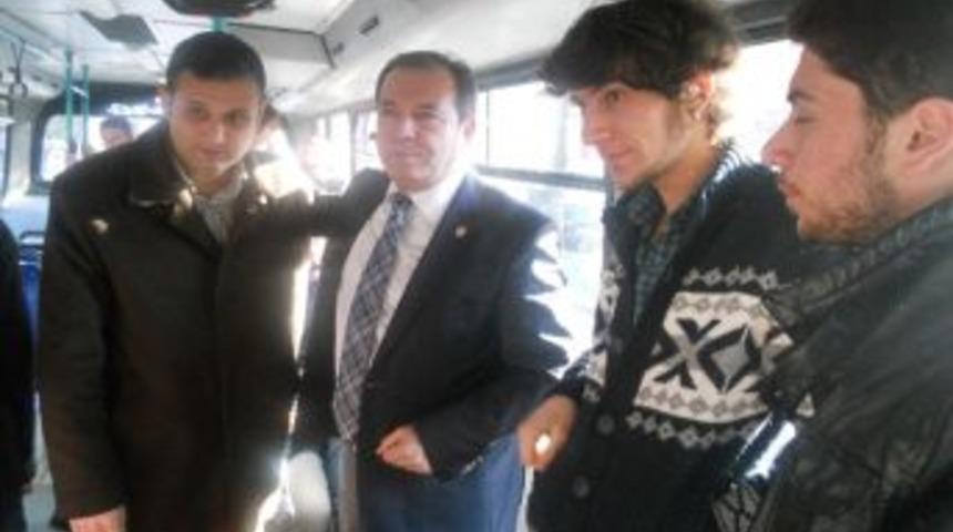 Milletvekili Halk Otob&uuml;s&uuml;ne Bindi, G&ouml;renler Şaşırdı