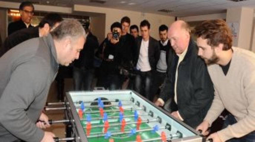 İngiliz B&uuml;y&uuml;kel&ccedil;iyle Fahri Konsolos Langırt Ma&ccedil;ı Yaptı